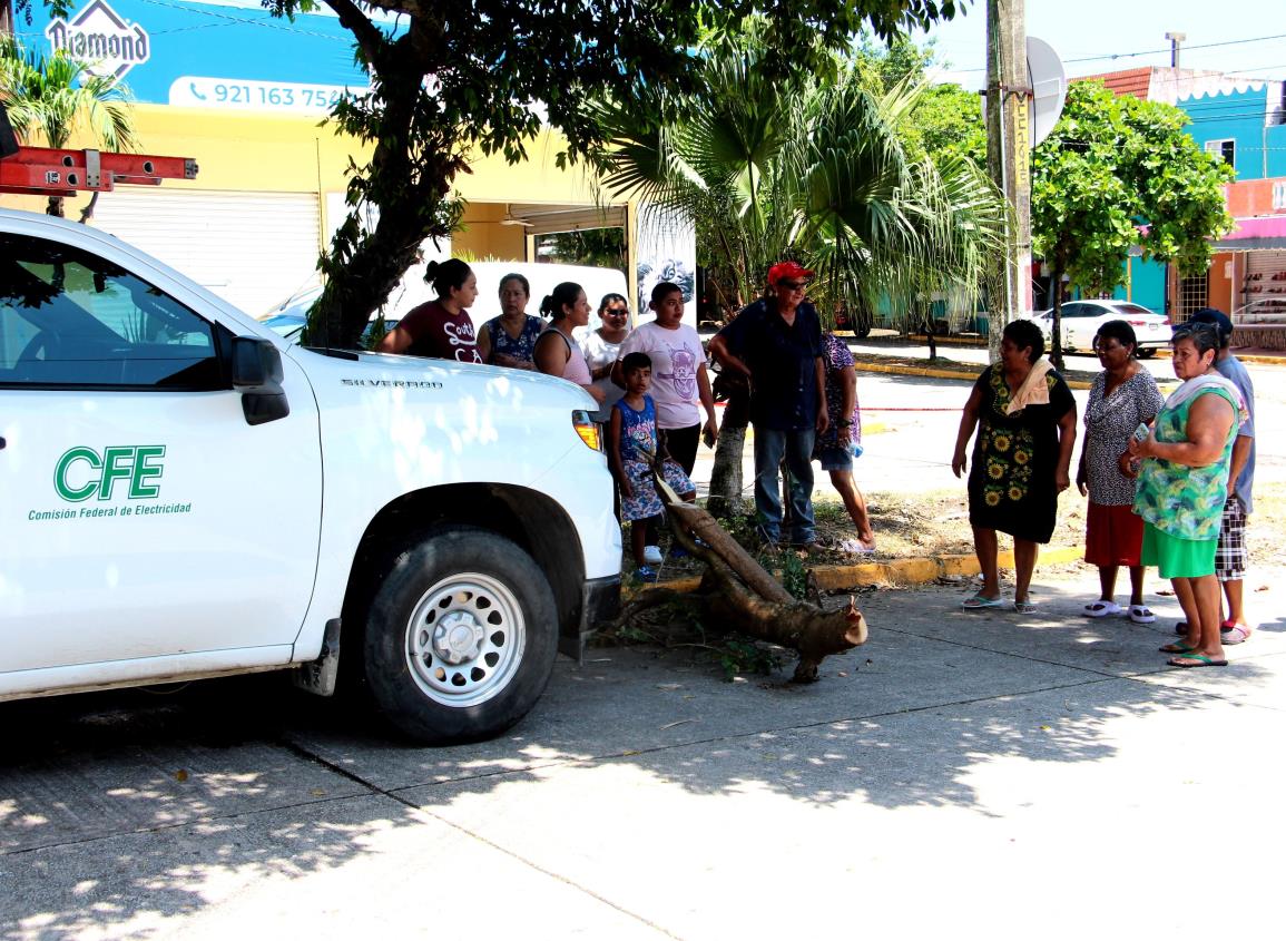 Protestan por fallas en suministro eléctrico; retienen camioneta con trabajadores de la CFE en Coatzacoalcos