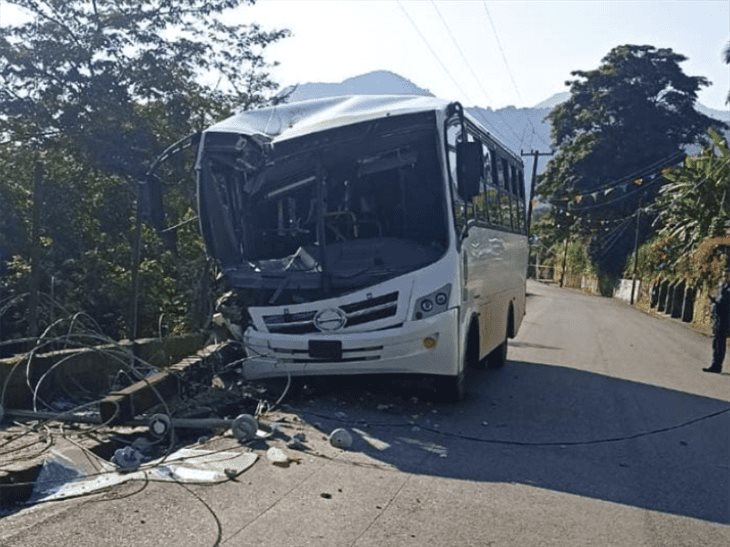 Autobús choca en la carretera Córdoba-Naranjal; hay 4 lesionados