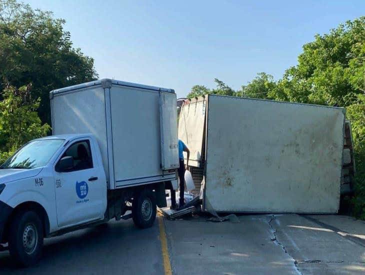 Automovilista choca contra camión transporta hielo en Tihuatlán y pierde la vida