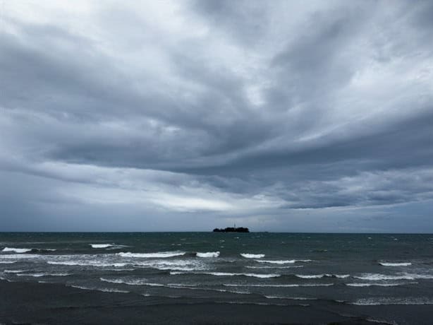 Veracruz vigila 3 ondas tropicales; esta es la razón