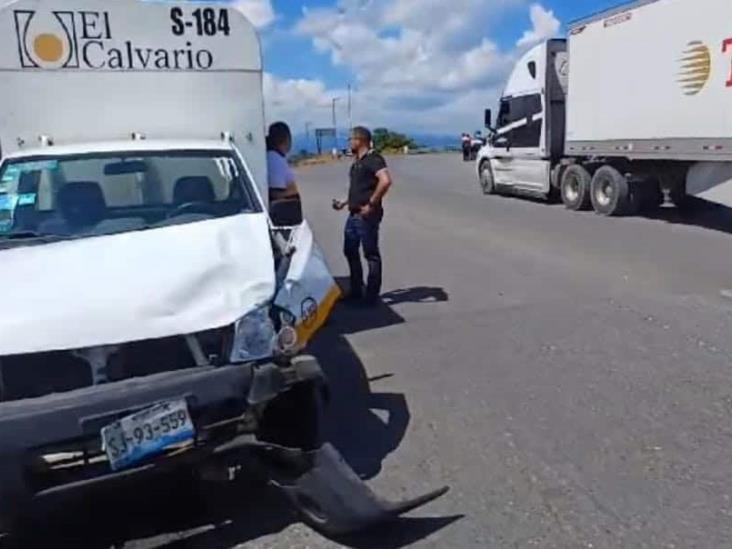 Acidente entre patrulla y camioneta particular en Trébol de Amatlán