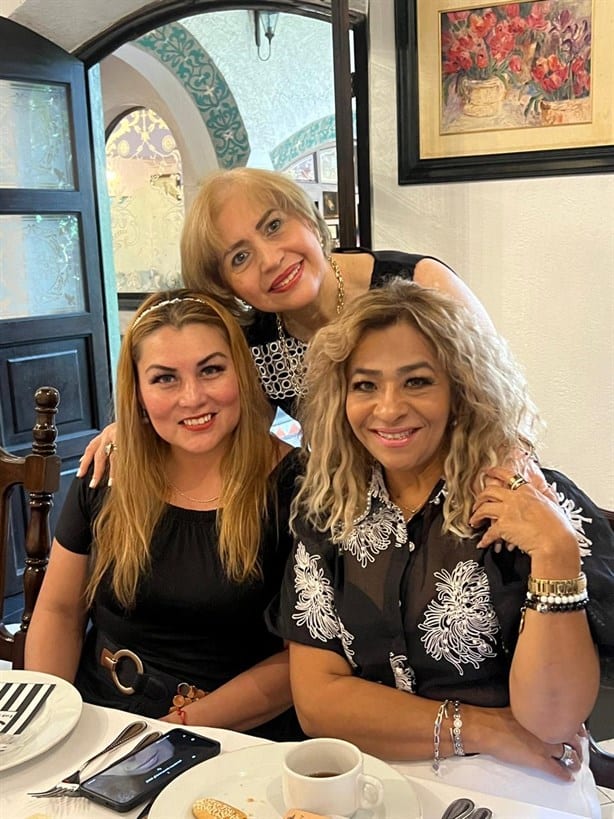 Luz María Sánchez de Andrade disfruta desayuno de cumpleaños