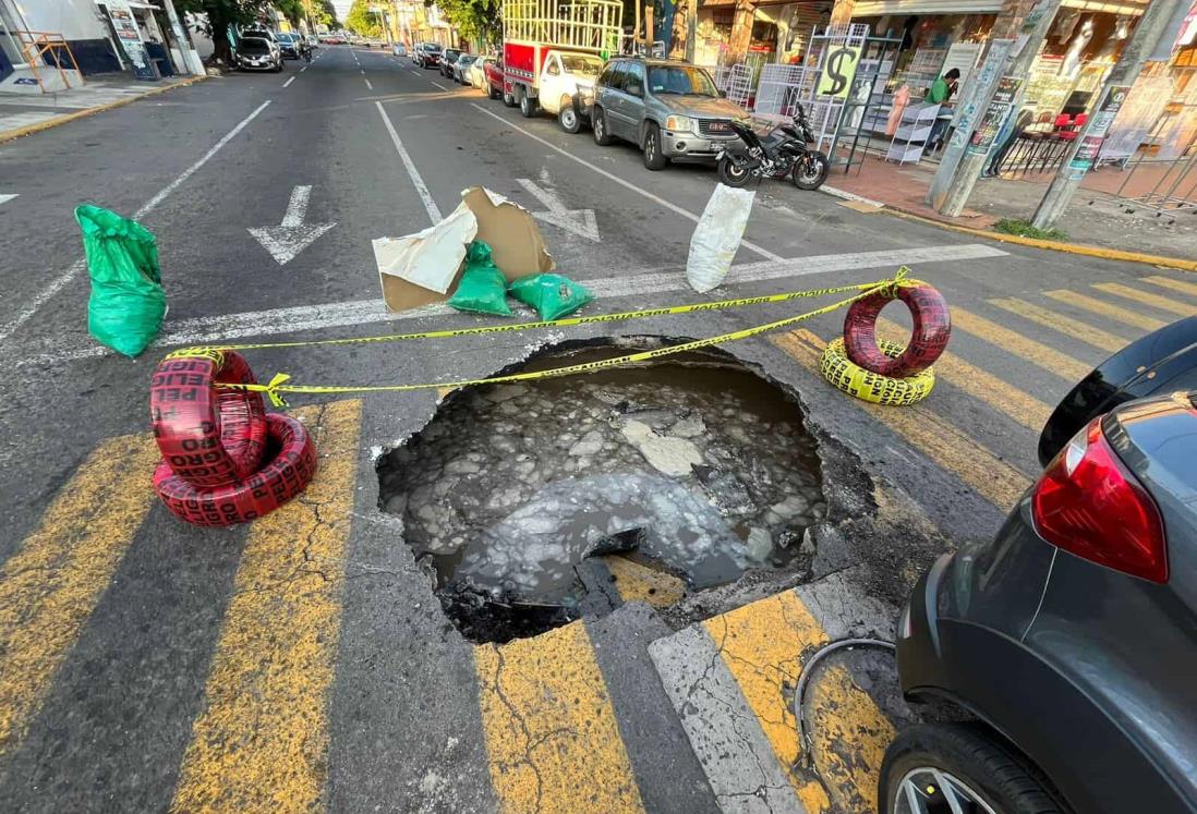 Se abre socavón por fuga de agua en avenida Cuauhtémoc de Veracruz