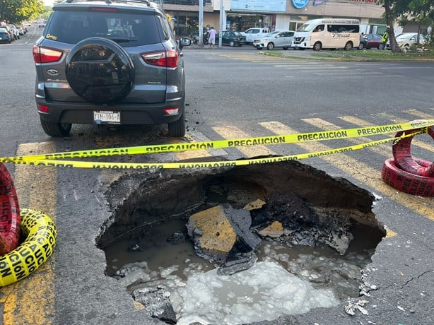 Se abre socavón por fuga de agua en avenida Cuauhtémoc de Veracruz