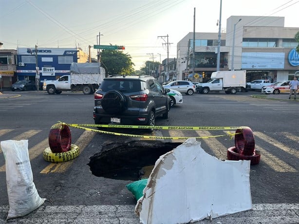 Se abre socavón por fuga de agua en avenida Cuauhtémoc de Veracruz