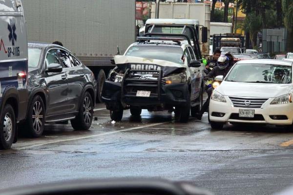 Patrulla impacta a auto en Lázaro Cárdenas en Xalapa; una lesionada