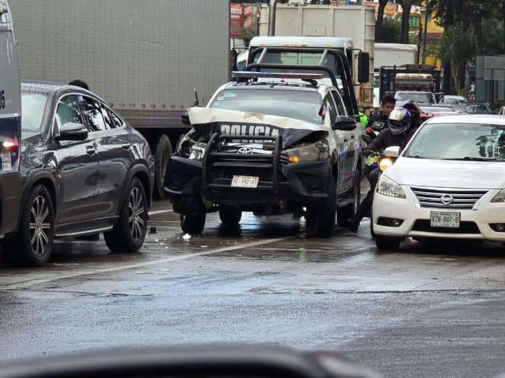 Patrulla impacta a auto en Lázaro Cárdenas en Xalapa; una lesionada