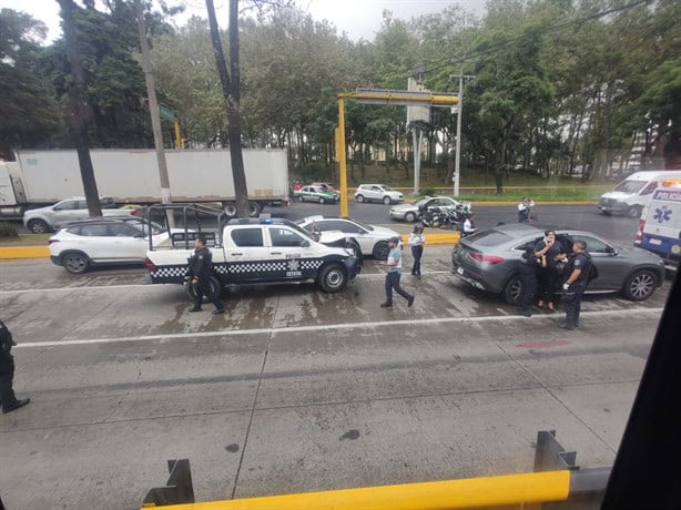 Patrulla impacta a auto en Lázaro Cárdenas en Xalapa; una lesionada