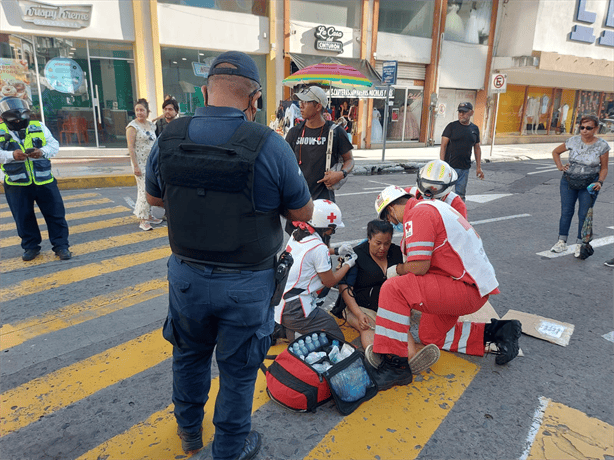 Mujer atropellada en el Centro Histórico de Veracruz; conductora se da a la fuga