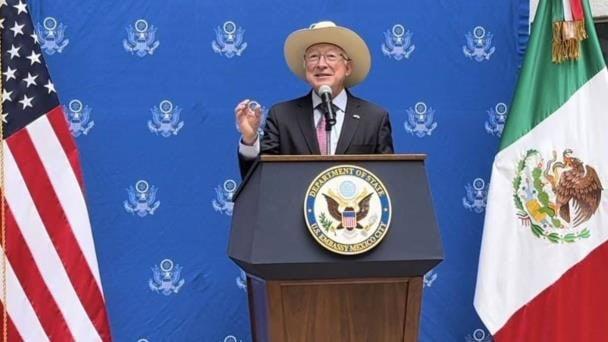 Cosmovisión: Ken Salazar saca las uñas