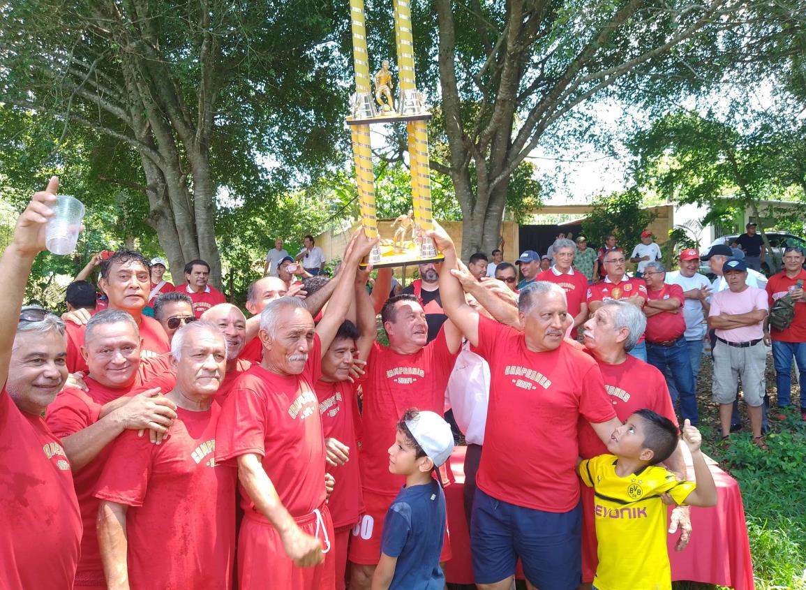 Real Rojos  es digno campeón del futbol regional de 60 años y Más | VIDEO