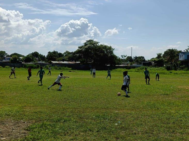 Interesante sábado de futbol en Villa Cuichapa, así se vivieron 3 partidos de diferentes categorías