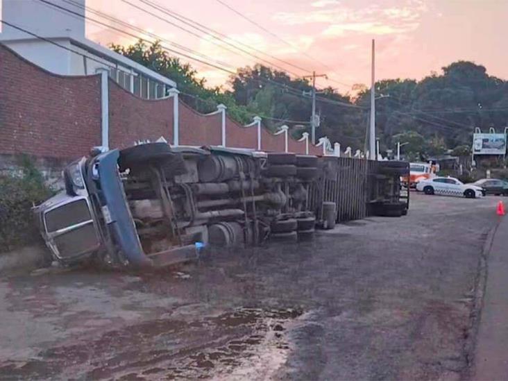 Accidente en la carretera Martínez-San Rafael deja tráiler volcado