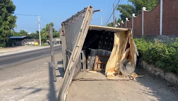 Accidente en la carretera Martínez-San Rafael deja tráiler volcado