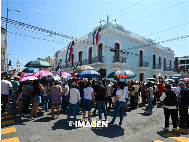 Se manifiestan empleados del Poder Judicial en la casa museo Benito Juárez