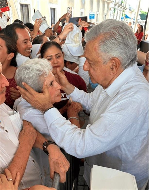 AMLO se reencontró con la familia Robles Barajas durante su visita a Veracruz