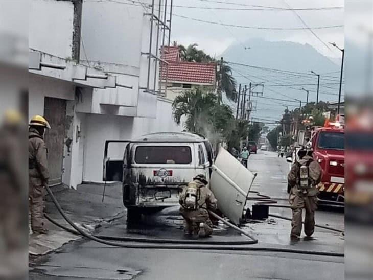 Combi se incendia en la Colonia El Edén de Orizaba, esto pasó