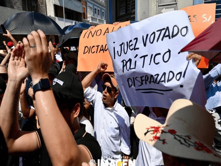 Se manifiestan empleados del Poder Judicial en la casa museo Benito Juárez