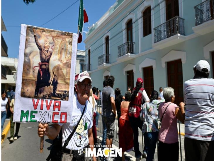 Simpatizantes de AMLO lo reciben a su llegada a Veracruz para inaugurar la casa muse Benito Juárez