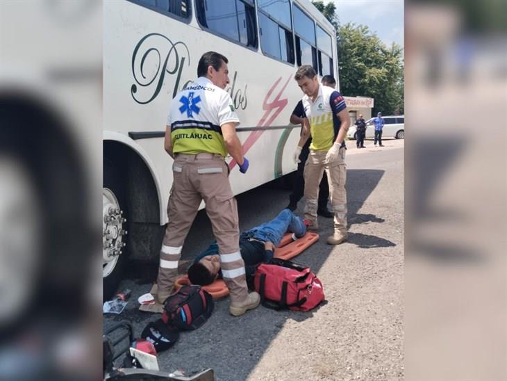 ¡Terminó debajo! Motociclista se lesiona tras impactarse contra autobús en Cuitláhuac