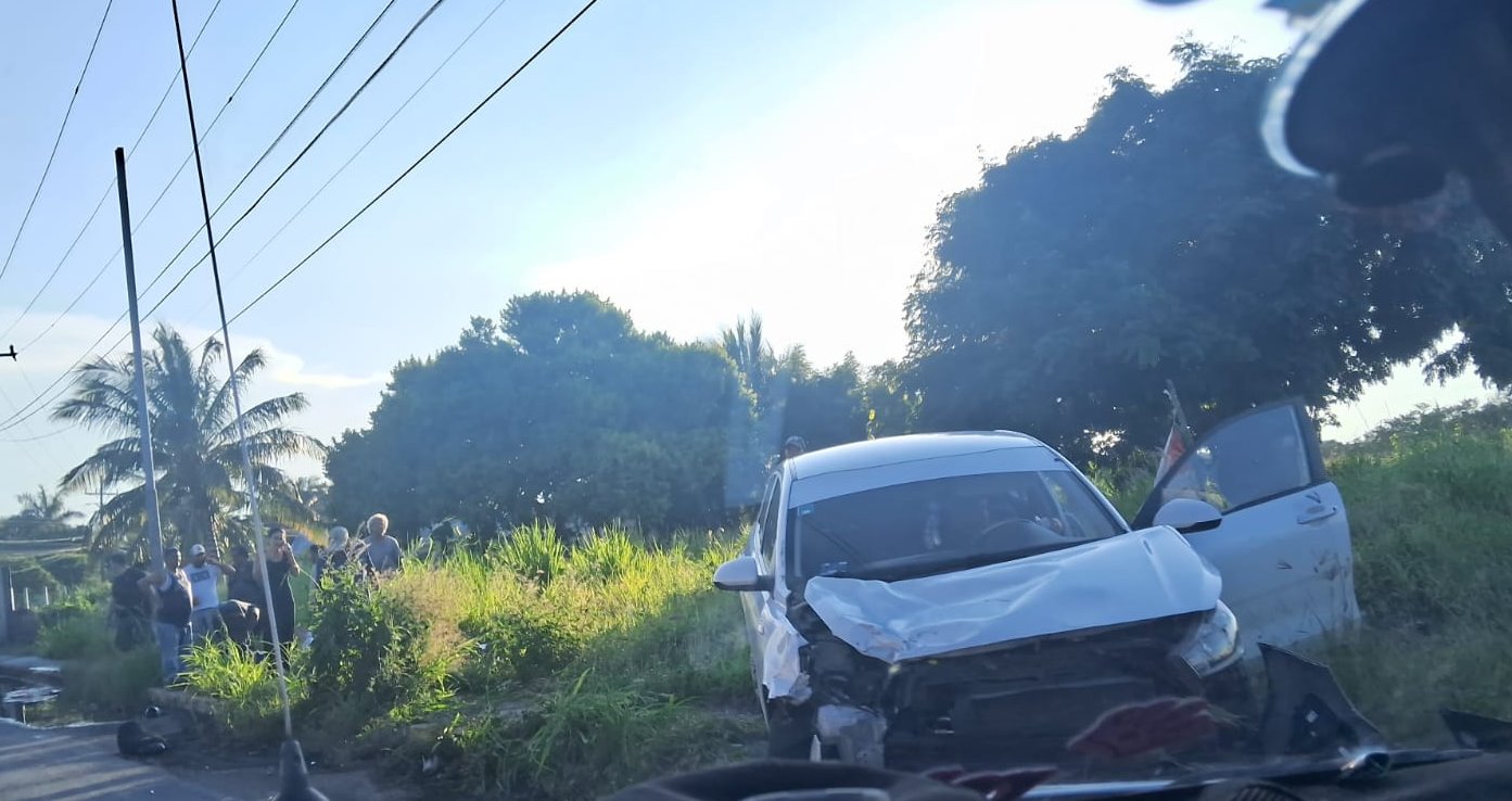 Accidente entre auto y motocicleta deja dos lesionados en Medellín de Bravo