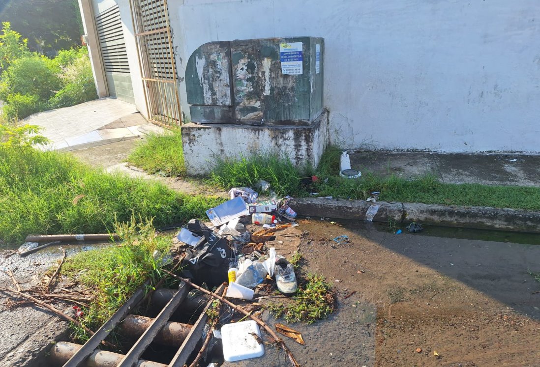 Vecinos de Río Chumpan denuncian acumulación de basura en transformador y alcantarilla