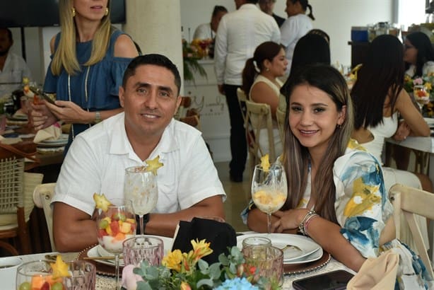 Gissel Castellanos disfruta brunch de aniversario