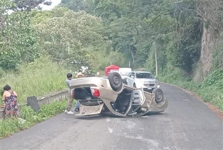 Rescatan a familia de volcadura en la Carretera Xalapa-Alto Lucero