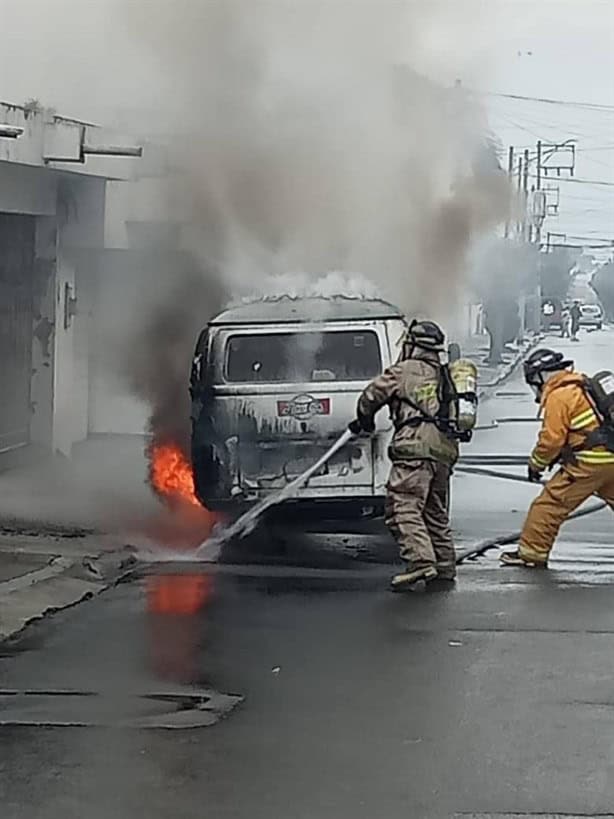 Combi se incendia en la Colonia El Edén de Orizaba, esto pasó