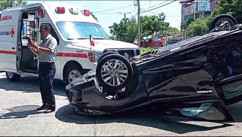 Aparatoso choque dejó a tres personas heridas en la colonia Procoro Alor