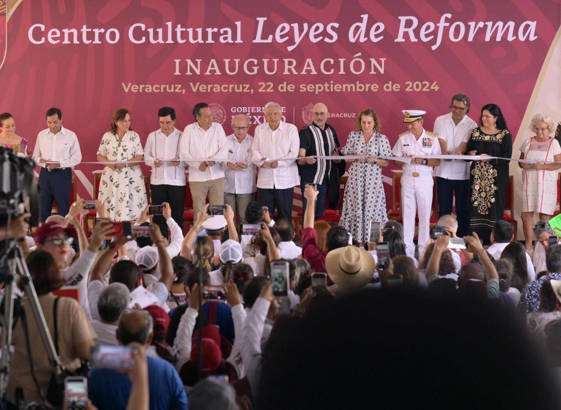 Acompañado de Nahle y Cuitláhuac, AMLO inauguró el Centro Cultural Leyes de Reforma en Veracruz