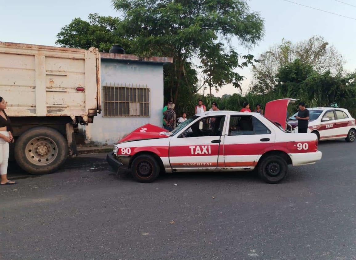 Taxista chocó contra volteo estacionado en Nanchital