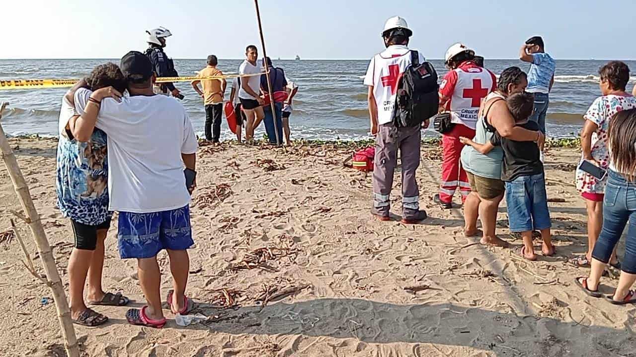 Domingo trágico en Coatzacoalcos; se ahogan dos personas en la playa, entre ellos una menor