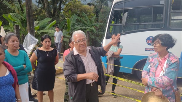 Bloqueo en Tlilapan por falta de respuesta del alcalde ante daños por barrancada