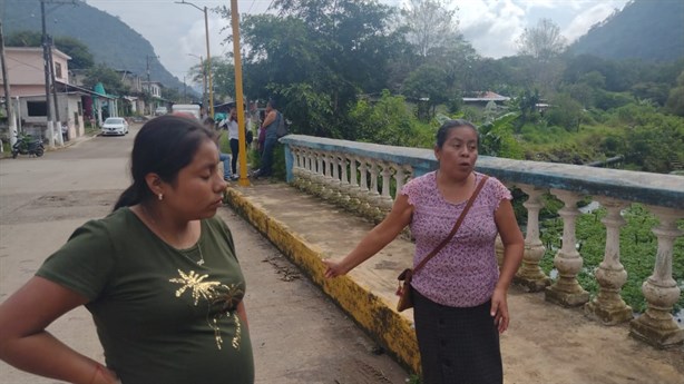 Bloqueo en Tlilapan por falta de respuesta del alcalde ante daños por barrancada