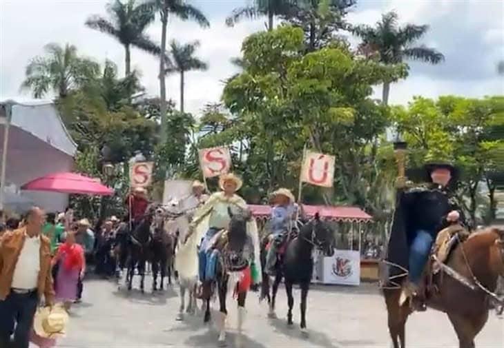 Realizan cabalgatas con dirección a la catedral de San Miguel Arcángel en Orizaba