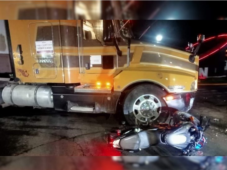 Motociclista se impacta contra un tráiler en Ixtaczoquitlán; su estado es grave