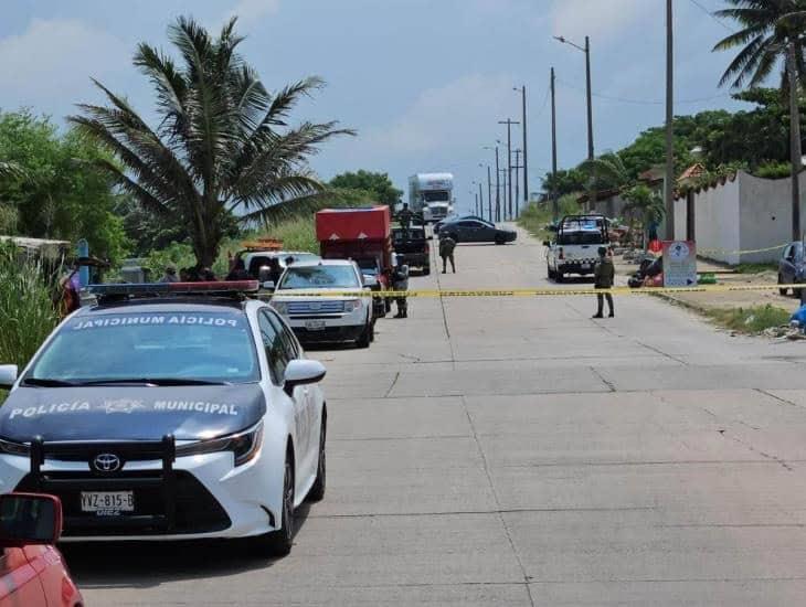 Ejecutan a dos hombres en un taller mecánico al poniente de Coatzacoalcos, les dejaron una narcomanta