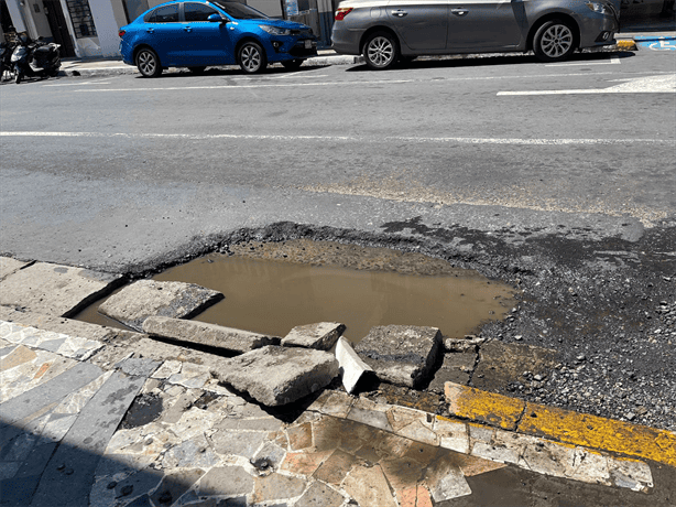 Conductores mojan a transeúntes en el Centro Histórico de Veracruz por gran bache en vialidad