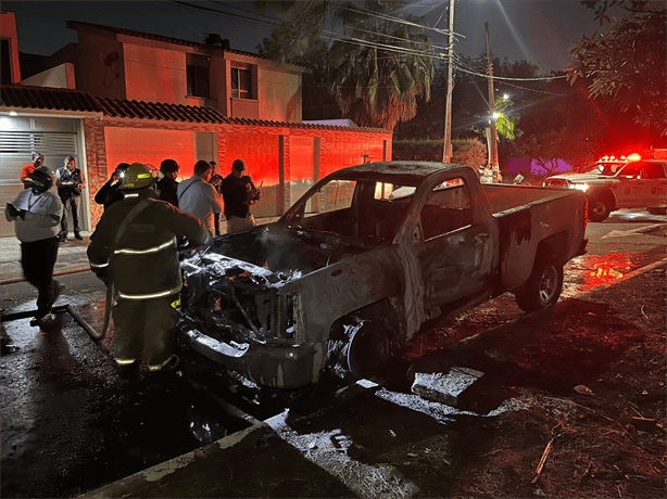 Incendio consume camioneta en fraccionamiento La Petrolera de Boca del Río | VIDEO