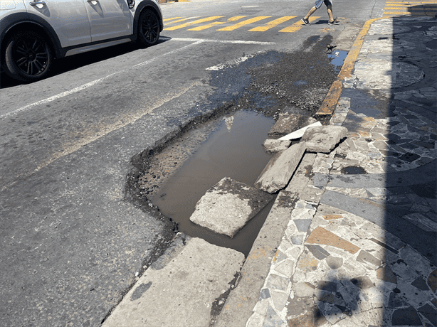 Conductores mojan a transeúntes en el Centro Histórico de Veracruz por gran bache en vialidad