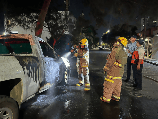 Incendio consume camioneta en fraccionamiento La Petrolera de Boca del Río | VIDEO