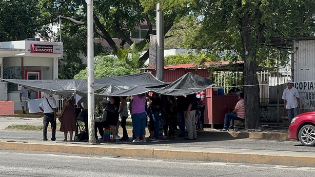 Expolicías de Poza Rica mantienen su lucha; bloquean bulevar Lázaro Cárdenas