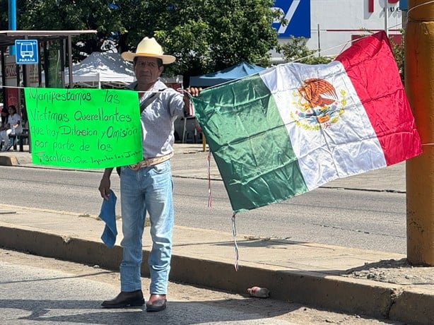 Expolicías de Poza Rica mantienen su lucha; bloquean bulevar Lázaro Cárdenas