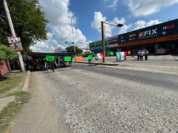 Expolicías de Poza Rica mantienen su lucha; bloquean bulevar Lázaro Cárdenas