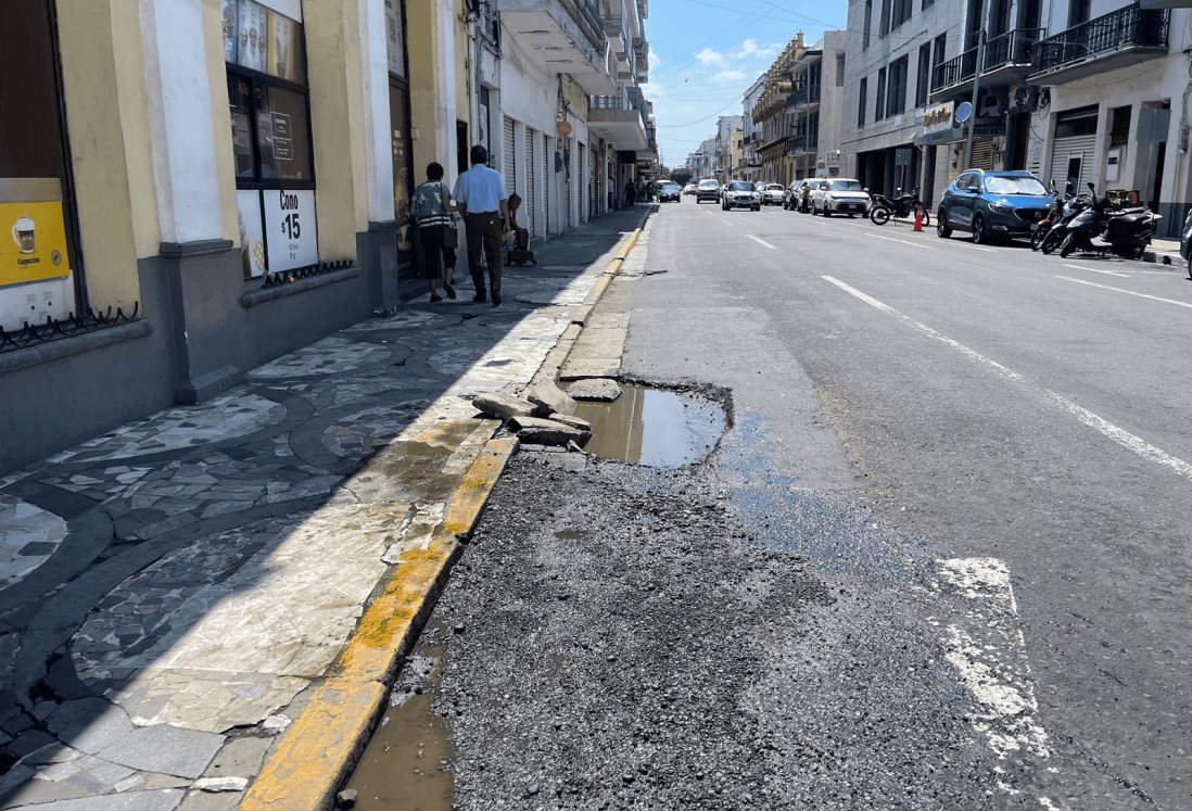 Conductores mojan a transeúntes en el Centro Histórico de Veracruz por gran bache en vialidad