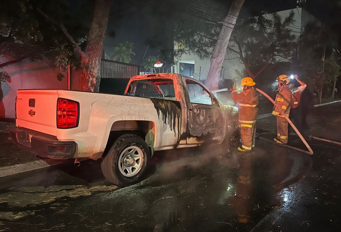 Incendio consume camioneta en fraccionamiento La Petrolera de Boca del Río | VIDEO