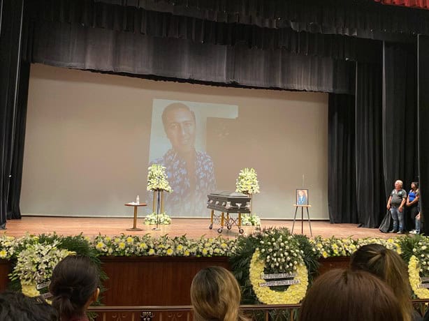 Despiden con homenaje a Eduardo Feria en el teatro Clavijero en Veracruz