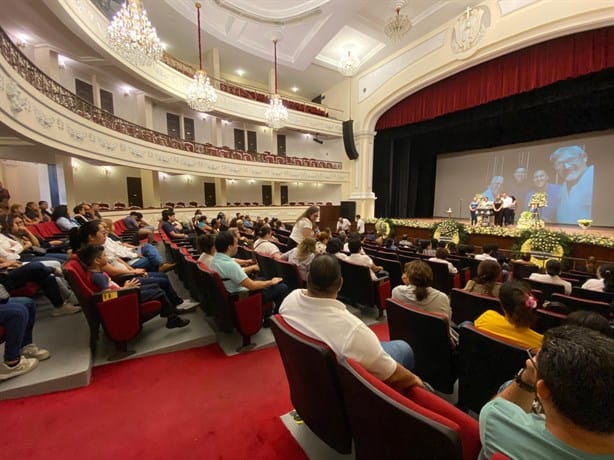 Despiden con homenaje a Eduardo Feria en el teatro Clavijero en Veracruz