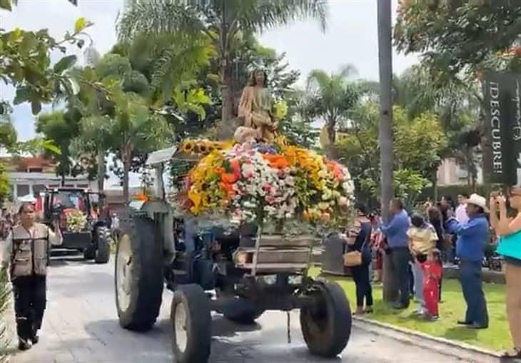 Realizan cabalgatas con dirección a la catedral de San Miguel Arcángel en Orizaba